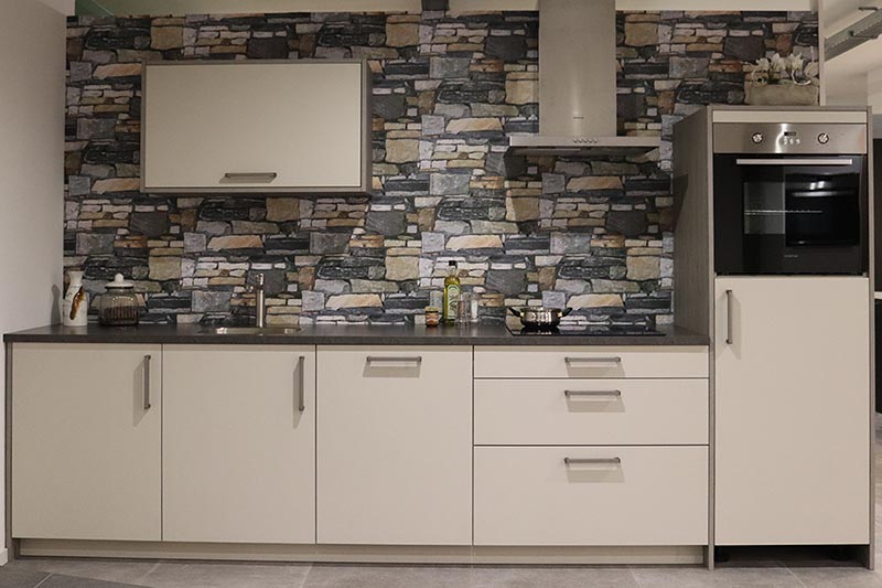 standaard keuken met drukke achterwand
